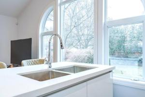 Luxurious & Modern 4BR House w 3 Car Parking