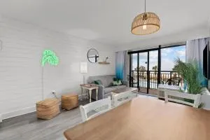 *OCEAN FRONT* Luxury Grand Cayman Restort, 10 pools, hot tubs, lazy river, water park, 2 onsite restaurants, onsite STARBUCKS. - Конуэй