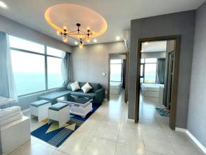 Hon Chong Oceanfront Luxury Apartment