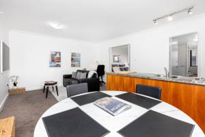 Panoramic Perth Views 1BR on Mounts Bay Road