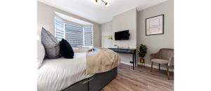 Stylish 3BR Home with Garden Sleeps 6