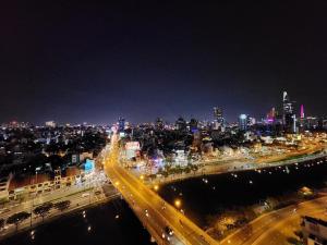 Fireworks View - Studio & 2BR Rivergate - Free Pool