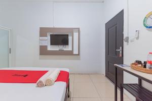 RedDoorz at Jalan Otista Karawang