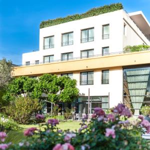 Hotels Avignon Grand Hotel : Chambre Triple - Vue sur Jardin