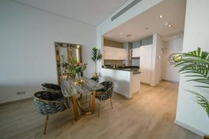 Palm Apt. with Burj al arab view