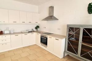 Sunny apartment with rooftop terrace in Victoria