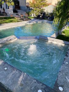 B&B / Chambres d'hotes Demeure Saint Louis Historic manor, City 700m, parking,A C,Clim,WIFI, heated pool, city view : photos des chambres