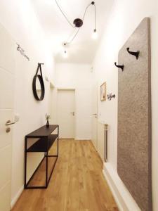 Apartment PrimeStay modernes Appartment nähe Klinikum für Urlaub oder Geschäftsreise, 24 Std Check-in, WLAN, 55 Zoll-Fernseher, Streaming, Küche, Regendusche, Doppelbett, Schlafsofa, ruhige 50 qm Wohnung