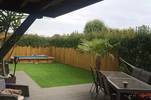 Appartement avec terrasse, petit jardin et piscine - Jatxou