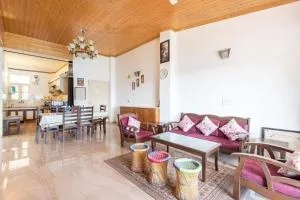 Kasauli Edge Apt with Balcony - Pinjaur