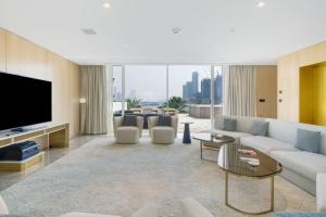 FIVE Palm Beachfront Villa -Private Pool & Jacuzzi, Panoramic Views, by Exclusive Holiday Homes