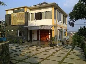 Vila kuning view city light bandung n big garden - Ciburial