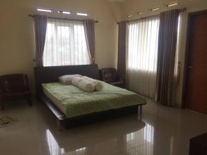 Vila kuning view city light bandung n big garden