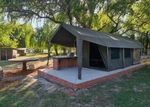 Riverbend Camp - Self-catering Luxury Glamping Tent - Bloemhof