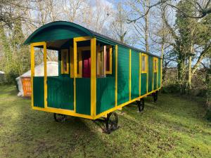 Campings Le Village Insolite yourte et roulotte : photos des chambres