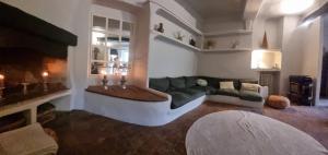 Appartements TOWNHOUSE MOUGINS in the old village, fantastic view, sea and mountains : photos des chambres