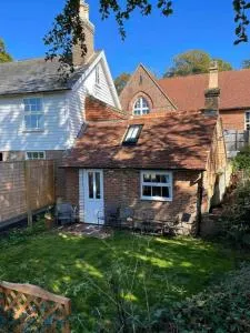 Adorable and Cosy Tiny Cottage - Heathfield