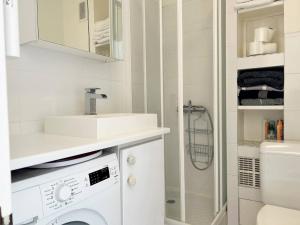 Appartements Studio climatise 2★, 2 balcons, proche plage, Le Lavandou - FR-1-251-475 : photos des chambres