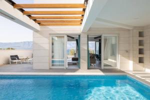 Villa Symphony, heated pool - 10m from the sea