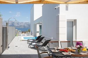 Villa Symphony, heated pool - 10m from the sea