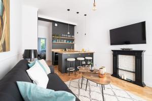 Marszalkowska Elegant Apartment with a Balcony Warsaw Center by Noclegi Renters