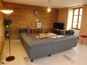 Maison rénovée, proche station Super-Lioran, 3 chambres, tout inclus, animaux acceptés. - FR-1-742-474 - 拉维西尔