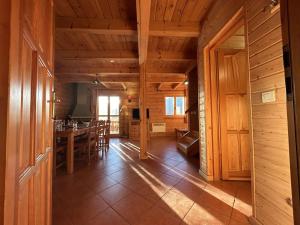 Superbe chalet pour 8 pers. près pistes et commerces, cheminée, terrasse, piscine, navette, ménage inclus - FR-1-651-11