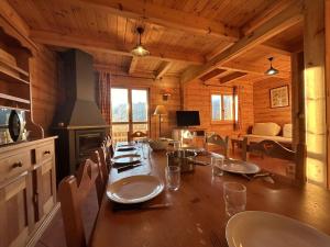 Superbe chalet pour 8 pers. près pistes et commerces, cheminée, terrasse, piscine, navette, ménage inclus - FR-1-651-11