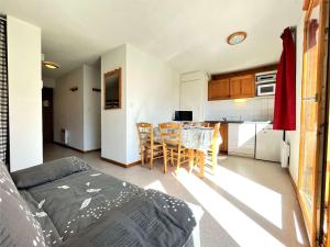 Appartements Appartement 2 pieces, 6 pers, animaux admis, parking, pres des pistes - FR-1-525-281 : photos des chambres
