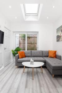 Flatzy - Modern 3 Bedroom Home in City Centre