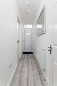 Flatzy - Modern 3 Bedroom Home in City Centre