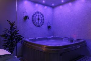 Riverside studio with Jacuzzi!