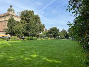 Apartment in historical center with park view