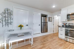 Grants Pass Retreat with Hot Tub and Mountain Views!