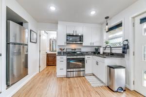 Grants Pass Retreat with Hot Tub and Mountain Views!