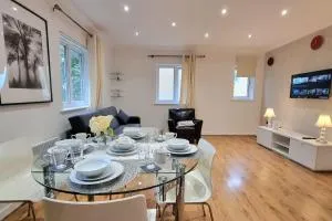 Specious Parkview Apartment, 4 Mins Walk to Underground - Barkingside