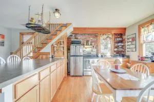 Riverfront Kingston Cottage with Deck, 2 Mi to Beach - Duxbury