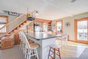 Riverfront Kingston Cottage with Deck, 2 Mi to Beach