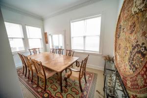 Club Salon Sleeps 10-20 Free Parking & TV