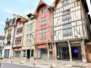 Appartements Suite Cosy Jacuzzi Troyes - Secrets d'Ana : photos des chambres