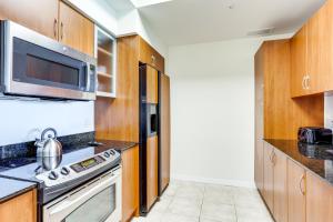 Lantana Condo with Balcony 11 Mi to Palm Beach!