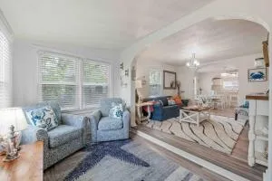 Beach Bungalow - 1 Block to Beach - Pets Welcome! - Ocean View