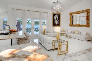 Stunning House with Beautiful Lake View