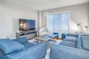 Designer 4BR Executive Townhome w/Parking - Milton