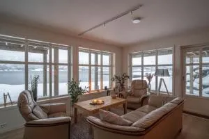 Secluded northern light apartment with great view! - Sorreisa