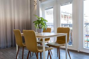 The Double Play - Modern 2BR Apts Right Next to Wrigley Field & Transit! - Perfect for Cubs Fans