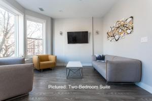 Prime Location! - 1min Walk to Wrigley Field - Modern 2BR Apts Right Next to Wrigley Field & Transit!