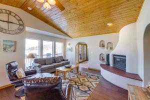 Angel Fire Townhome with Hot Tub 2 Mi to Ski Resort