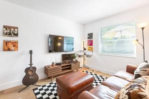 Musicians Lounge - 2 BR with parking asssigned