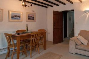 Cosy private cottage near beach